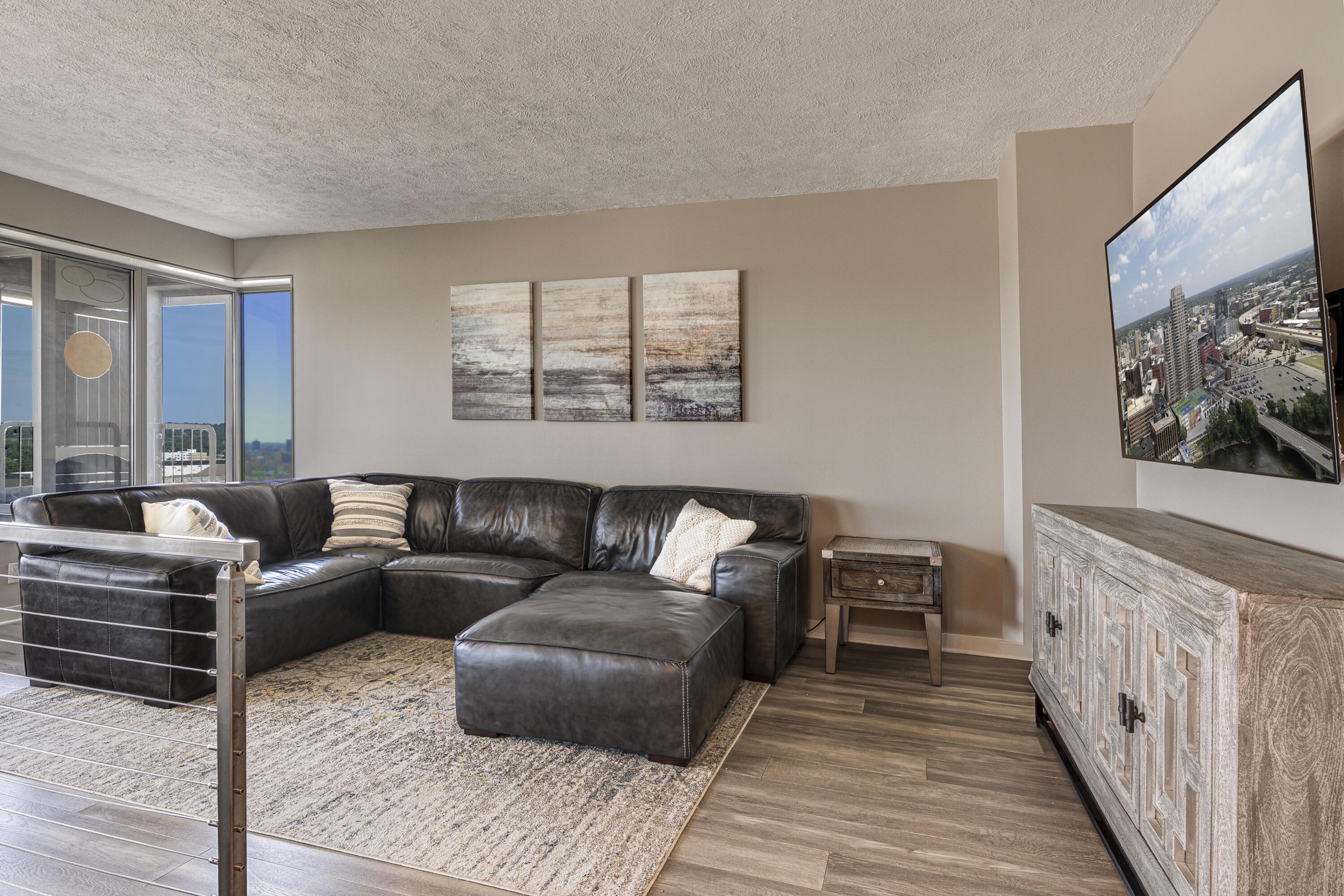 Image 3: Living Room