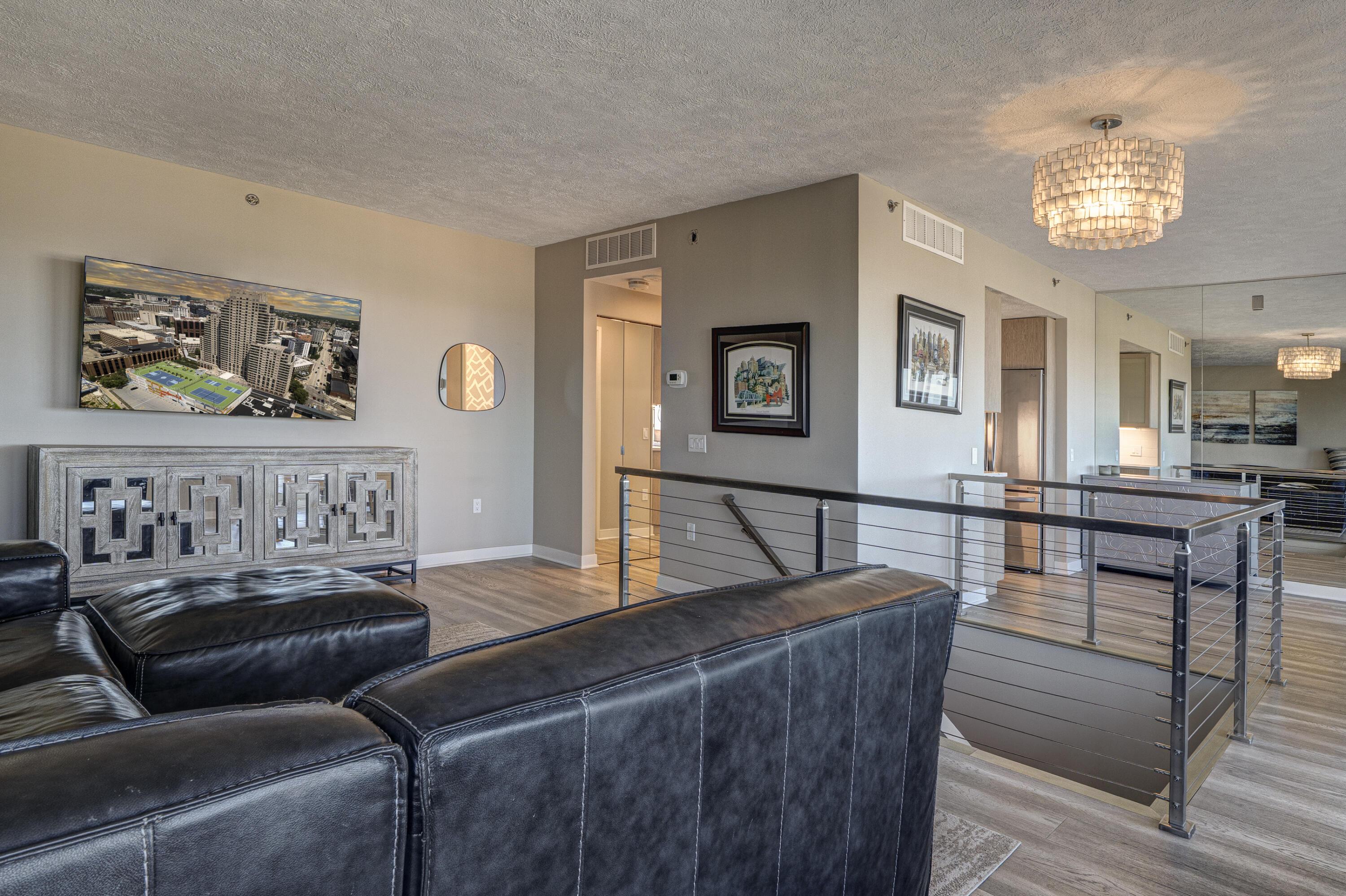Image 4: Living Room