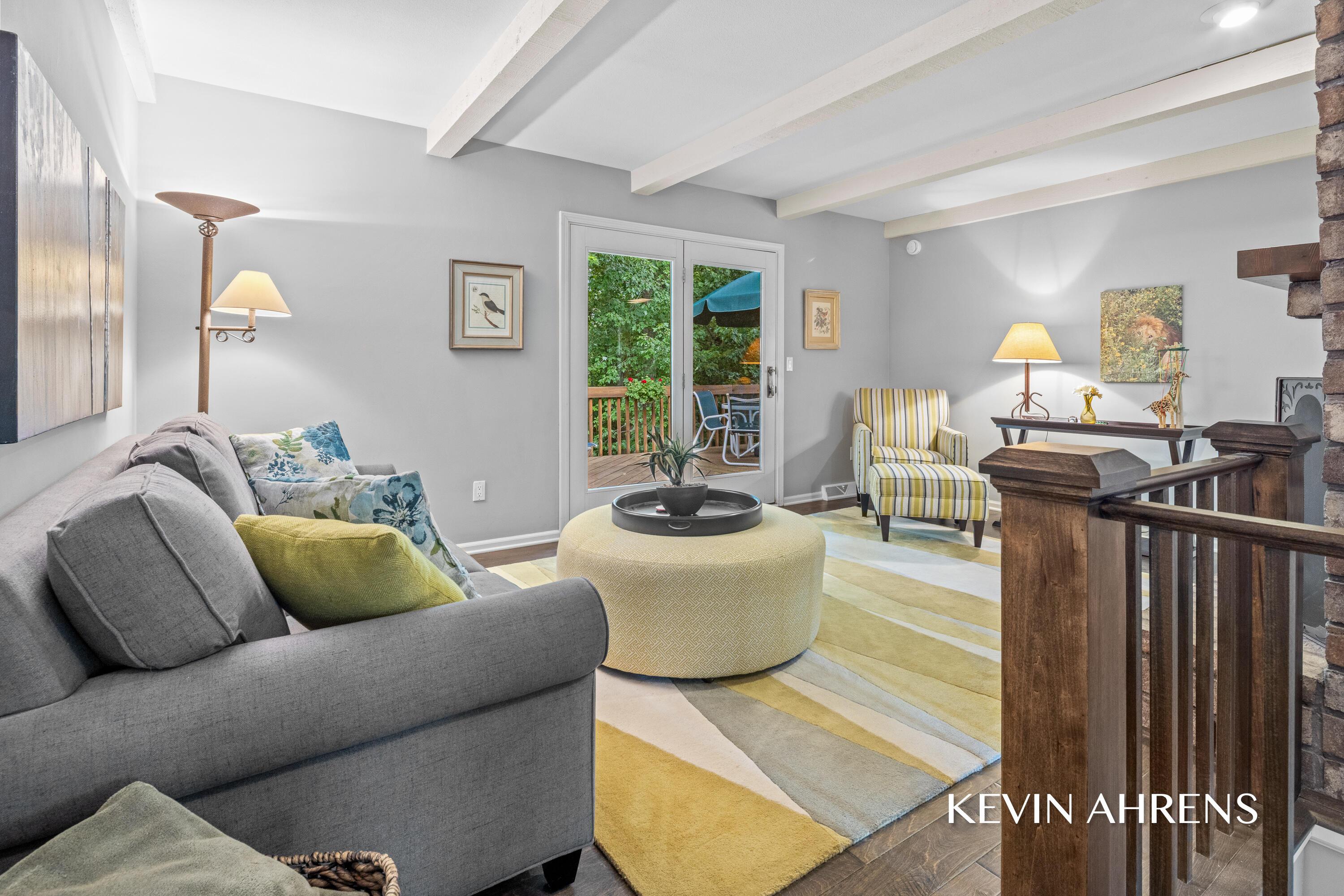 Image 4: Living Room