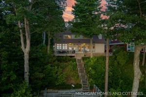 3469 N Lakeshore Avenue