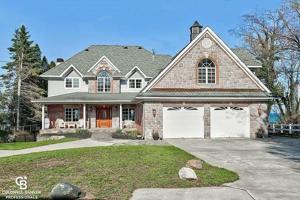 3864 N Lakeshore