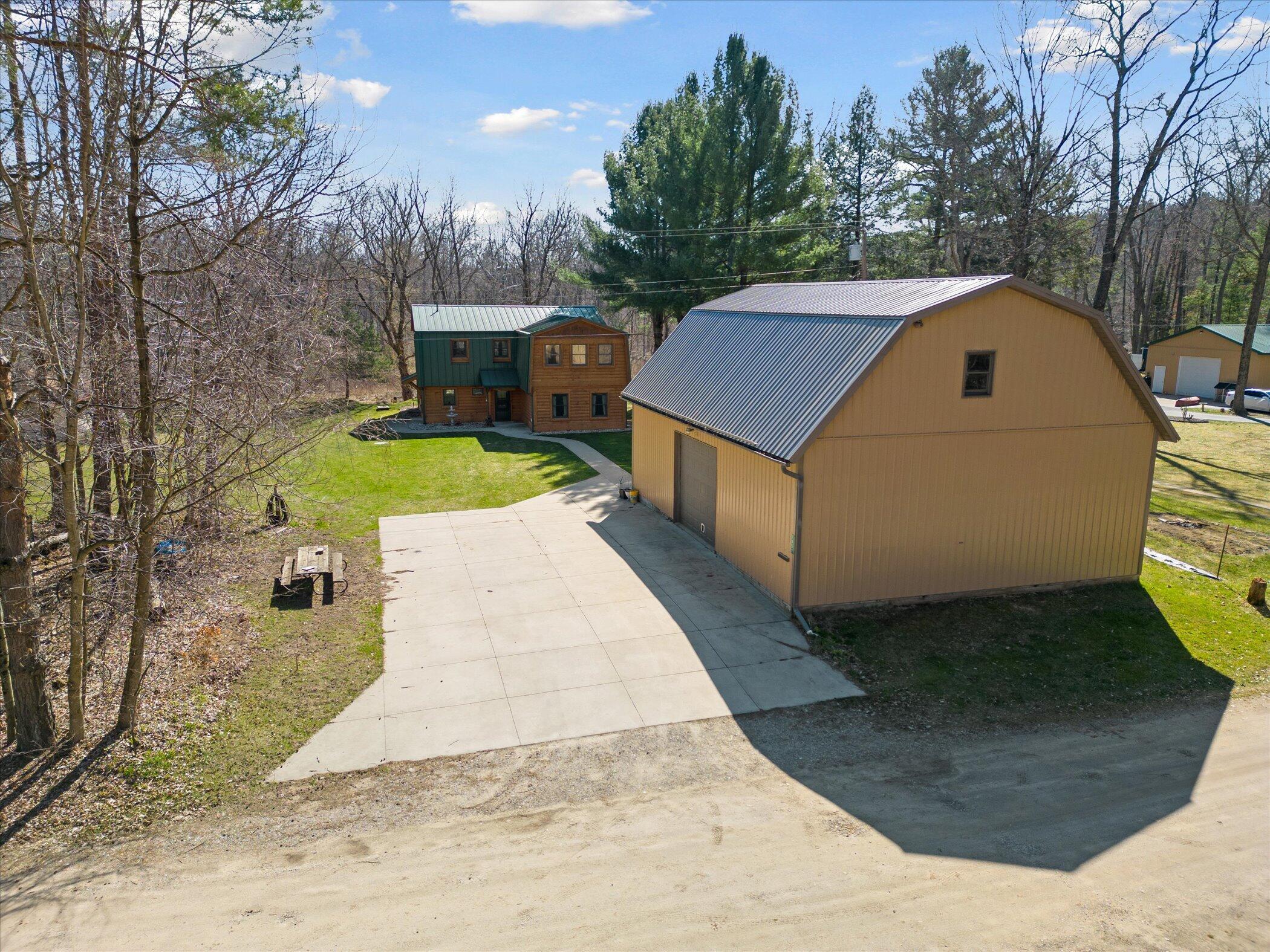 Image 2: 39-7952-Main-St-Newaygo-MI-4933