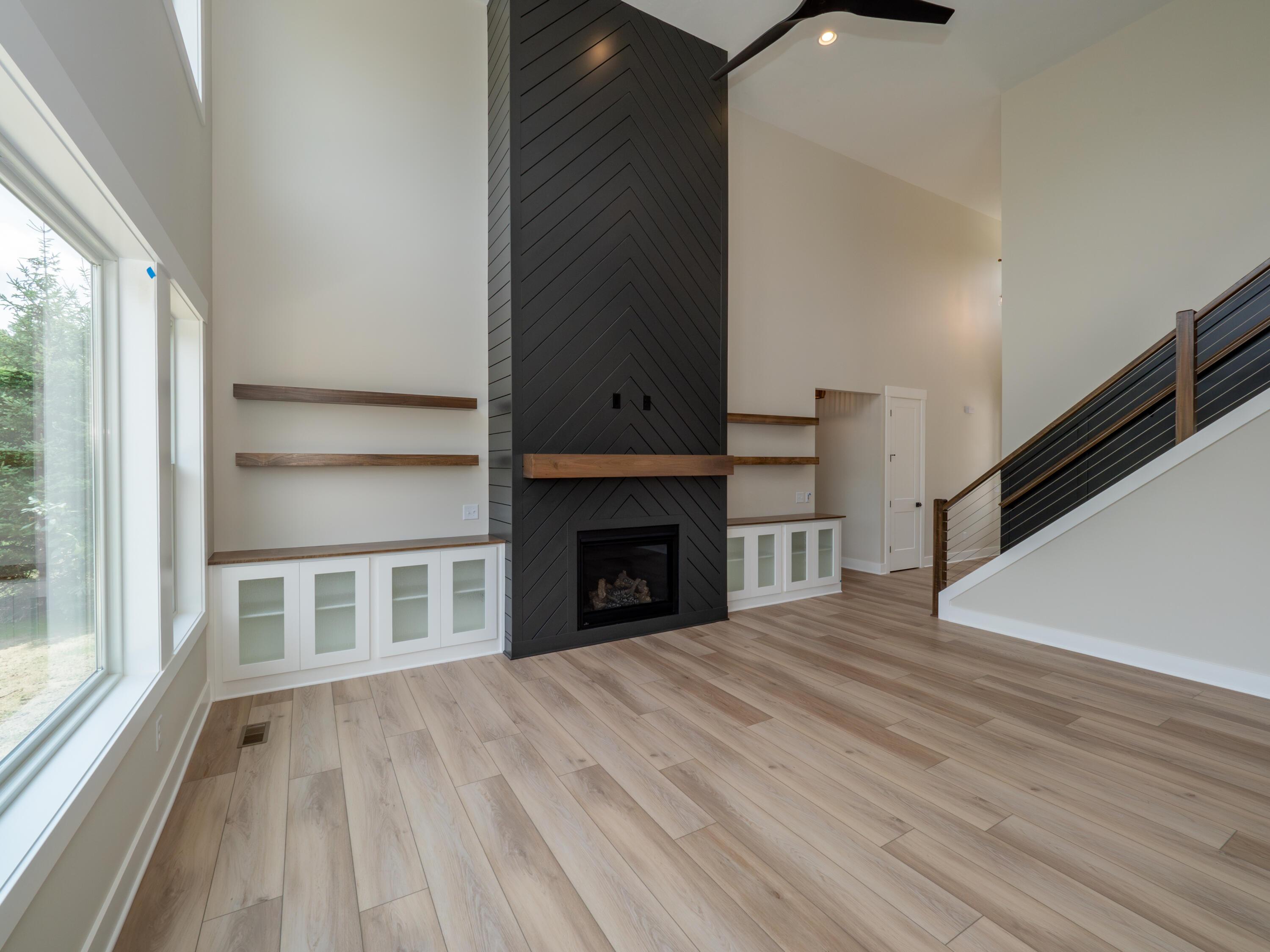 Image 3: 9823 Windflower Reshoot-105