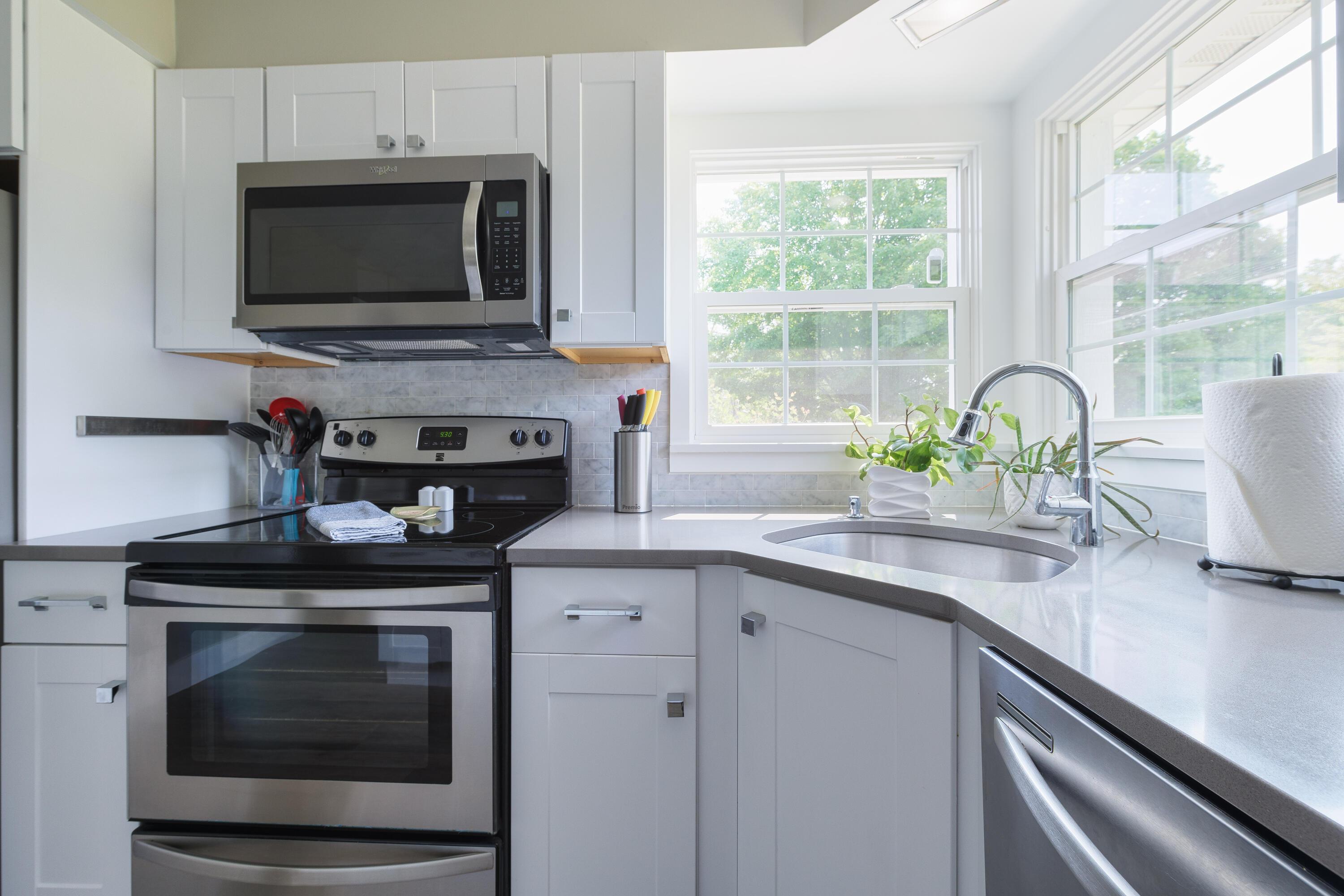 Image 3: 212 W Randolph St, Douglas, MI 49406-3