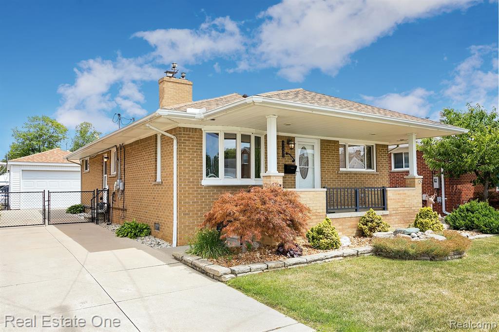 22433 LANGE Street, St. Clair Shores, MI lhrmls01302282