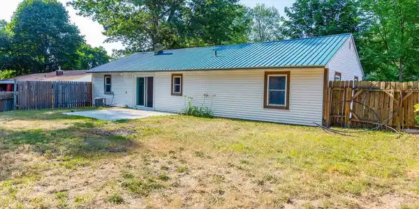 Image 4: 280ElmSt.StarkRealEstate-TonyaShipleyPho