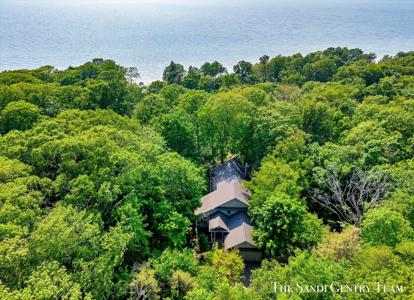 8985 Lakeshore Drive