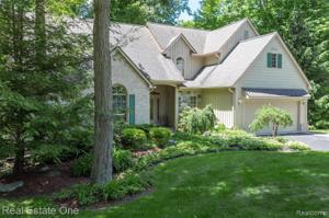 6240 BEACHWOOD Court