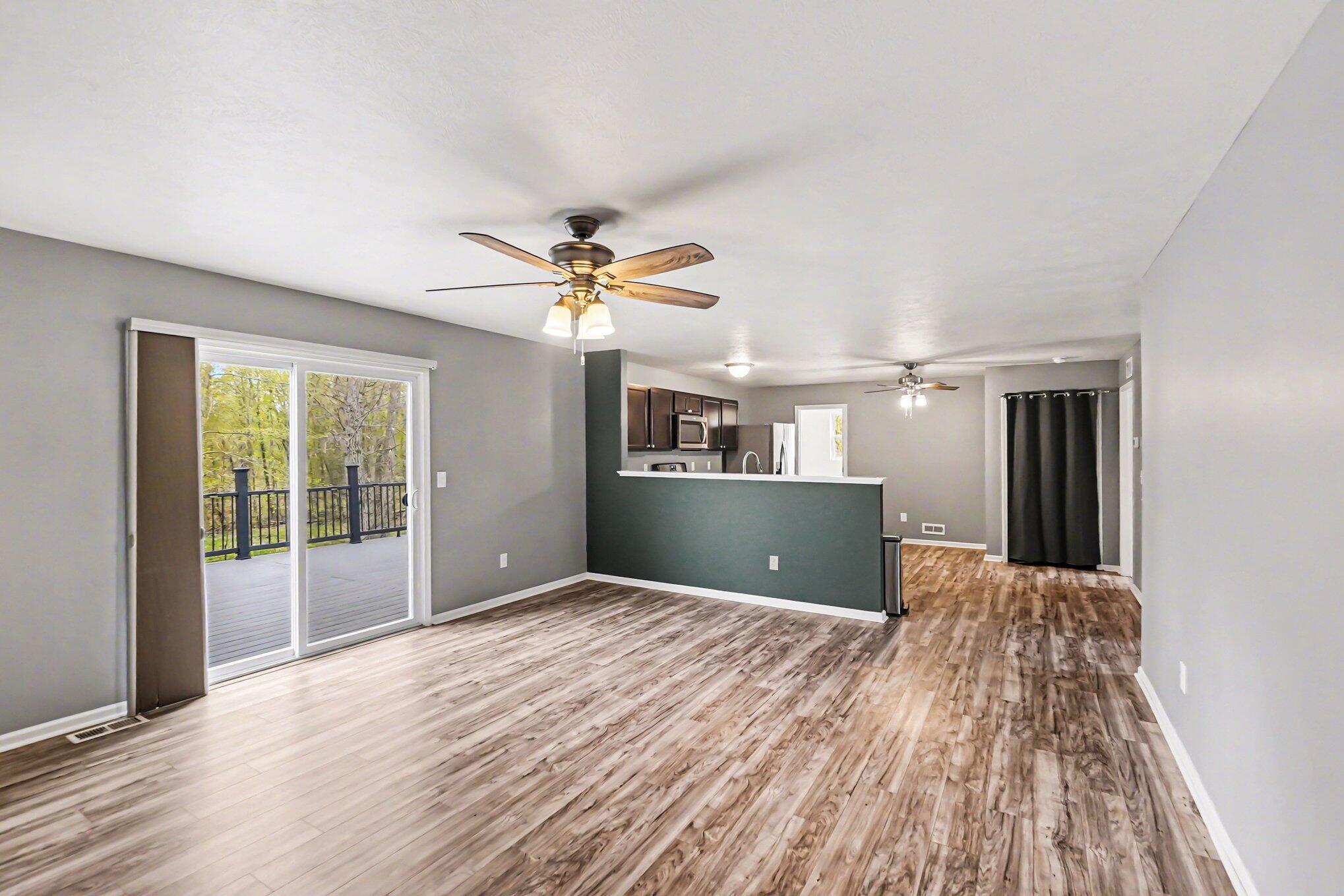 Image 3: Family Room/Kitchen