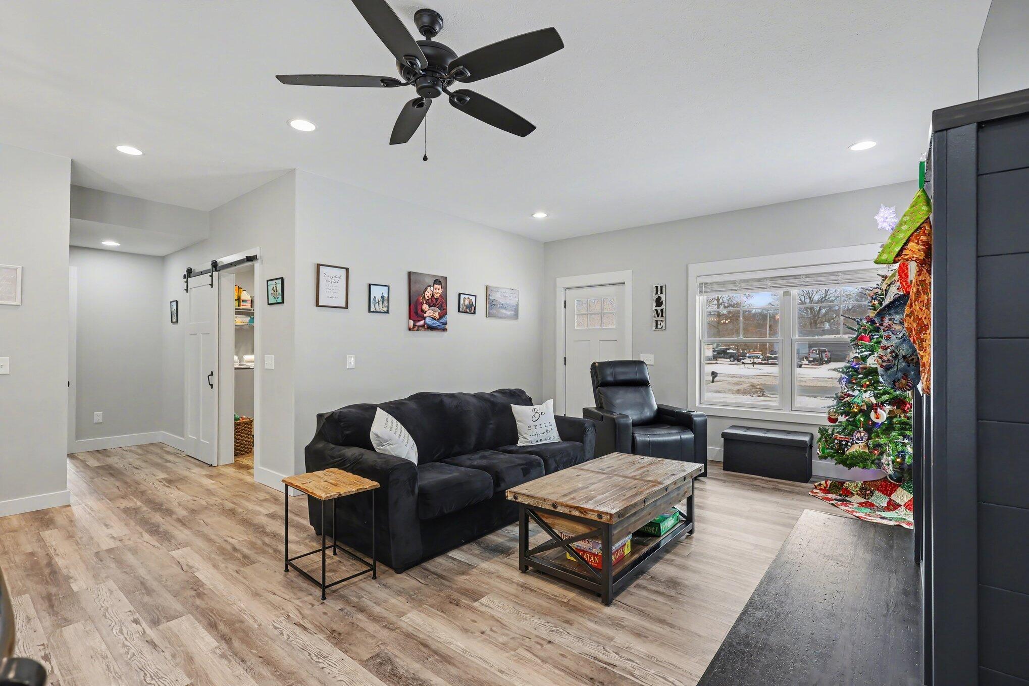 Image 3: Living room