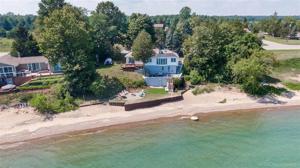 2042 N LAKESHORE