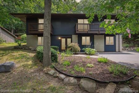 6884 DEERHILL Drive