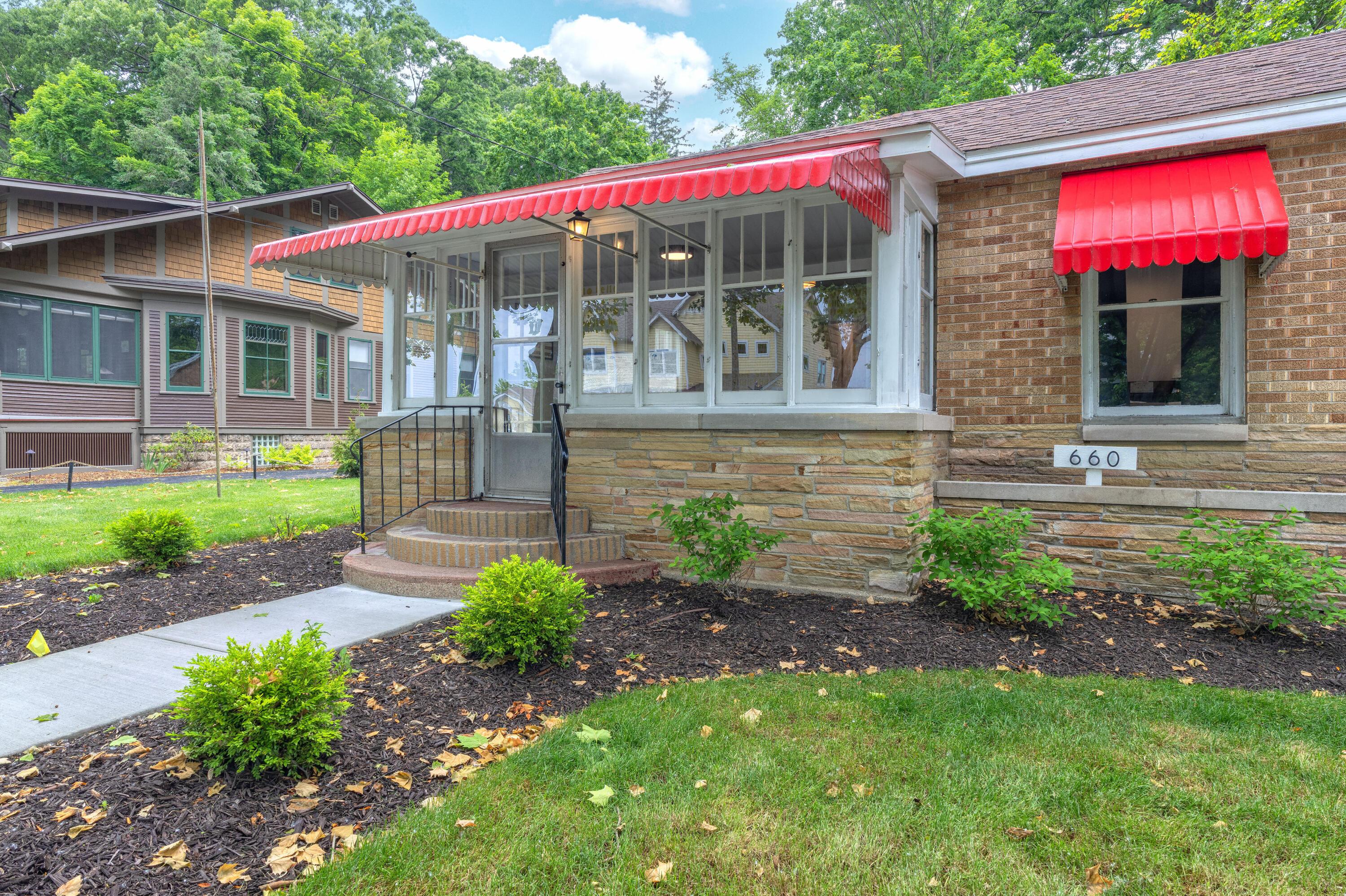 Image 3: Lake_St_660-4