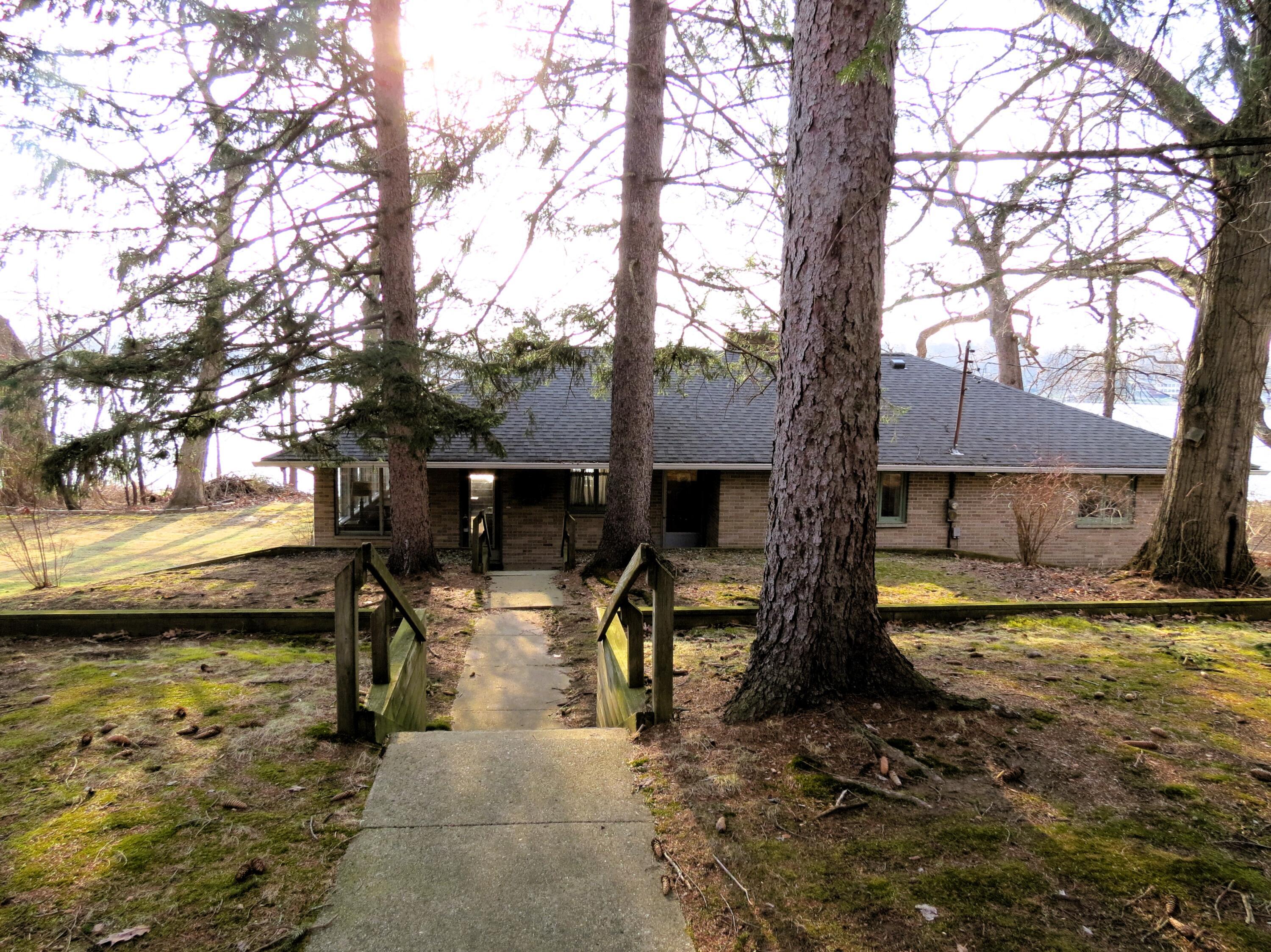 Image 2: Wonderful lakefront setting