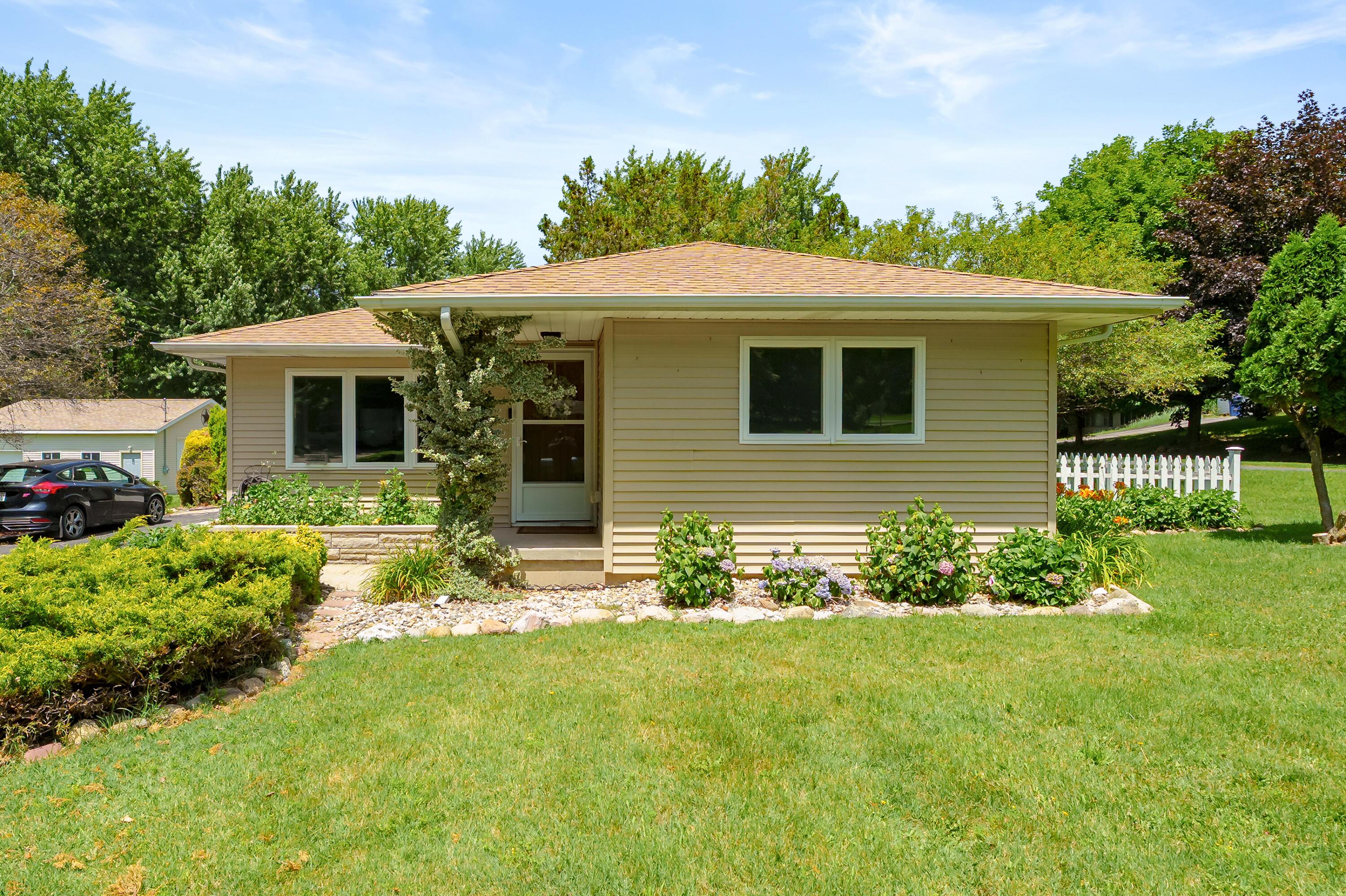 Image 1: LC - Apple Ln 68334 Benton Harbor 49022-