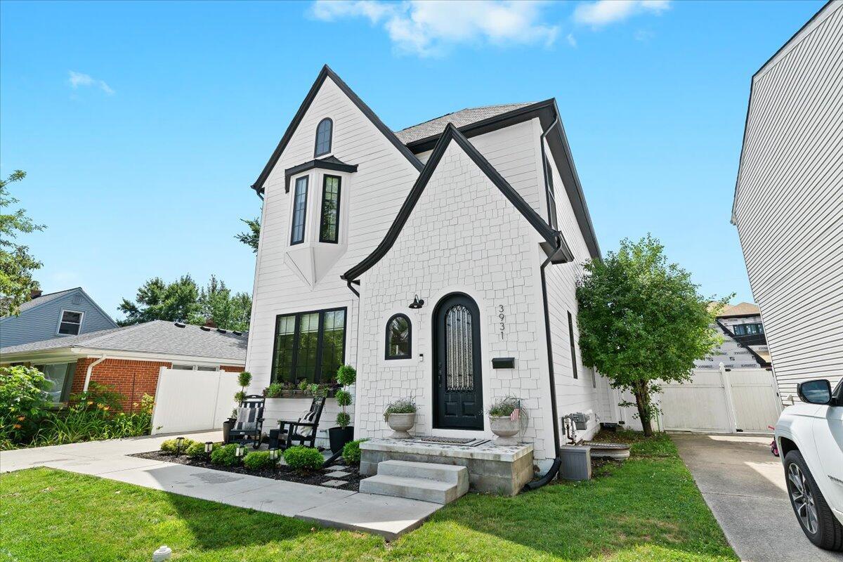 Image 1: 2-3931 Gardner Ave