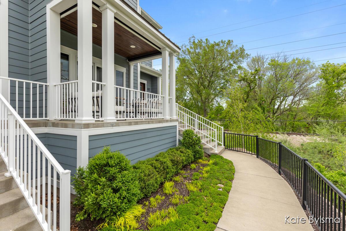 Image 3: Porch