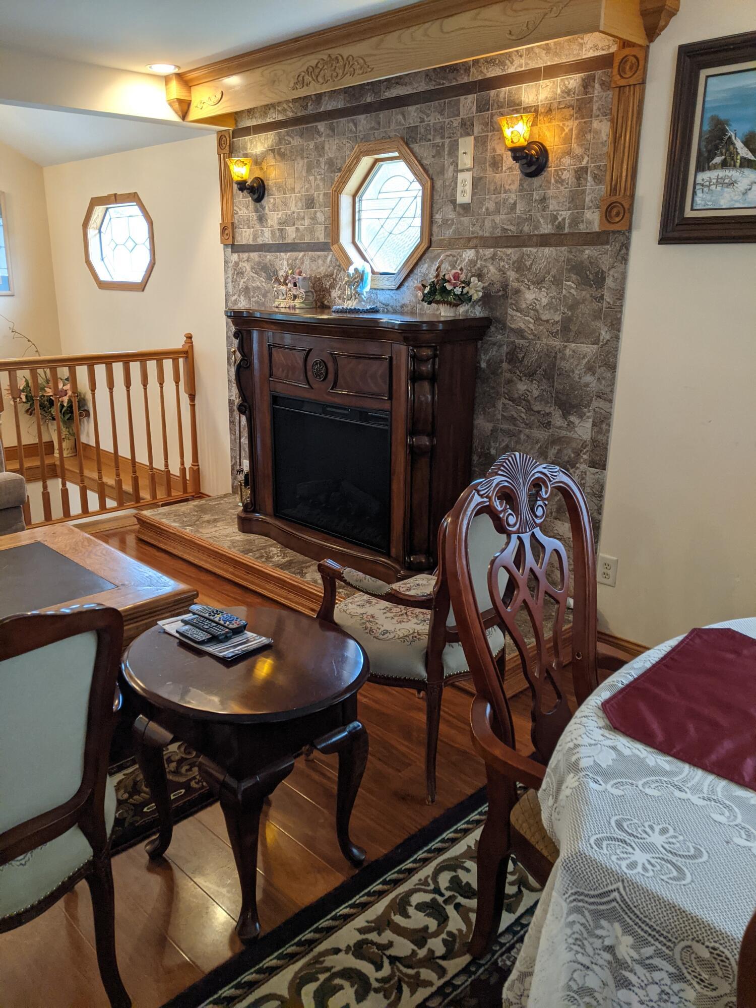 Image 3: Living area main floor