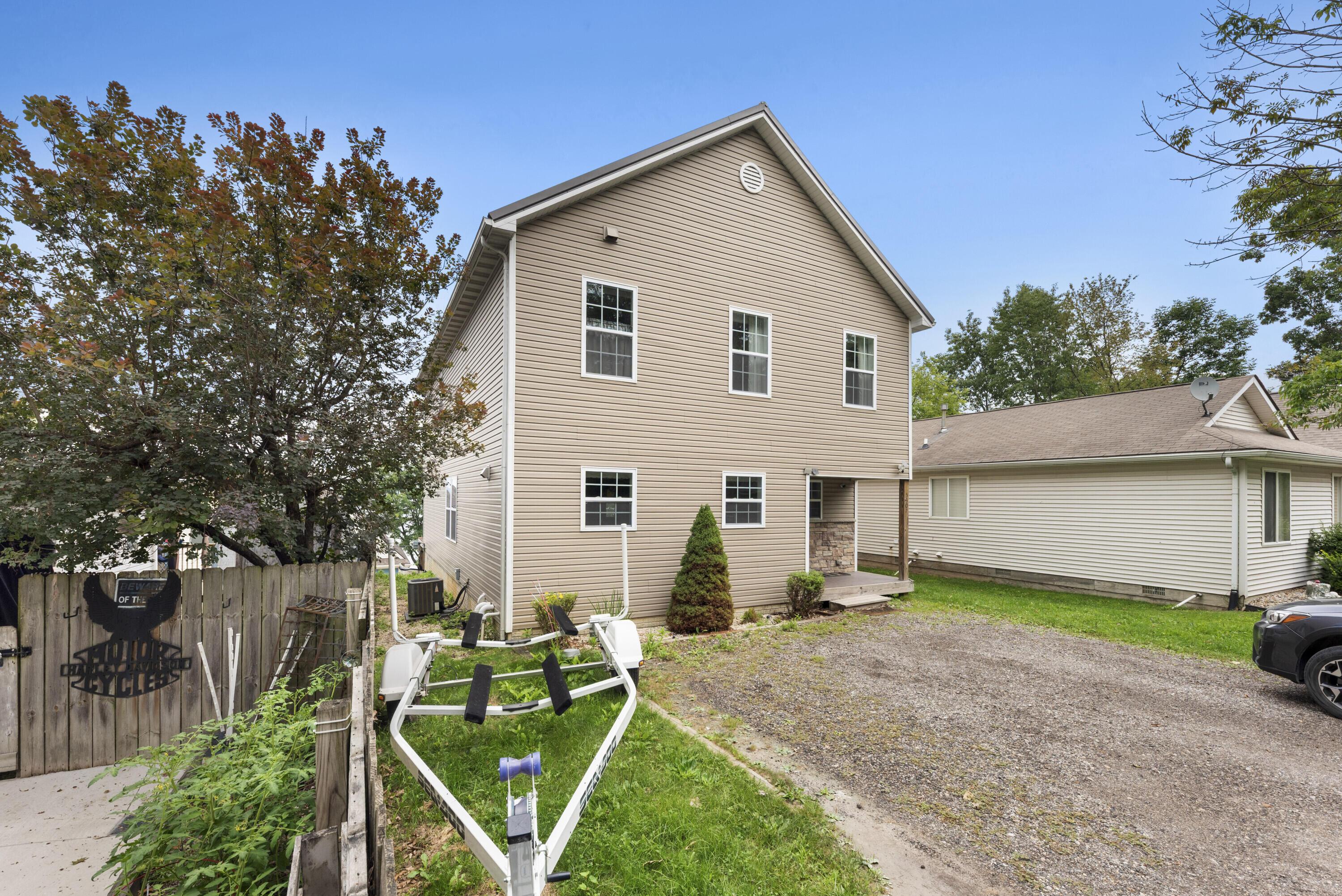 Image 3: Back View w/Driveway