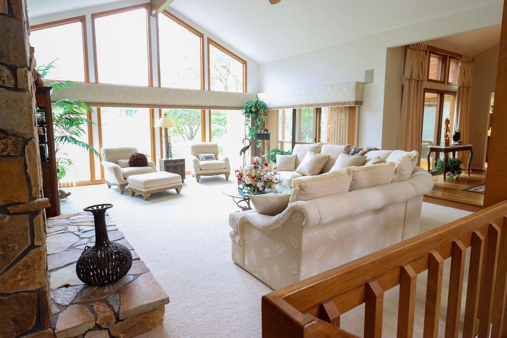Image 4: 6 Living Room 2