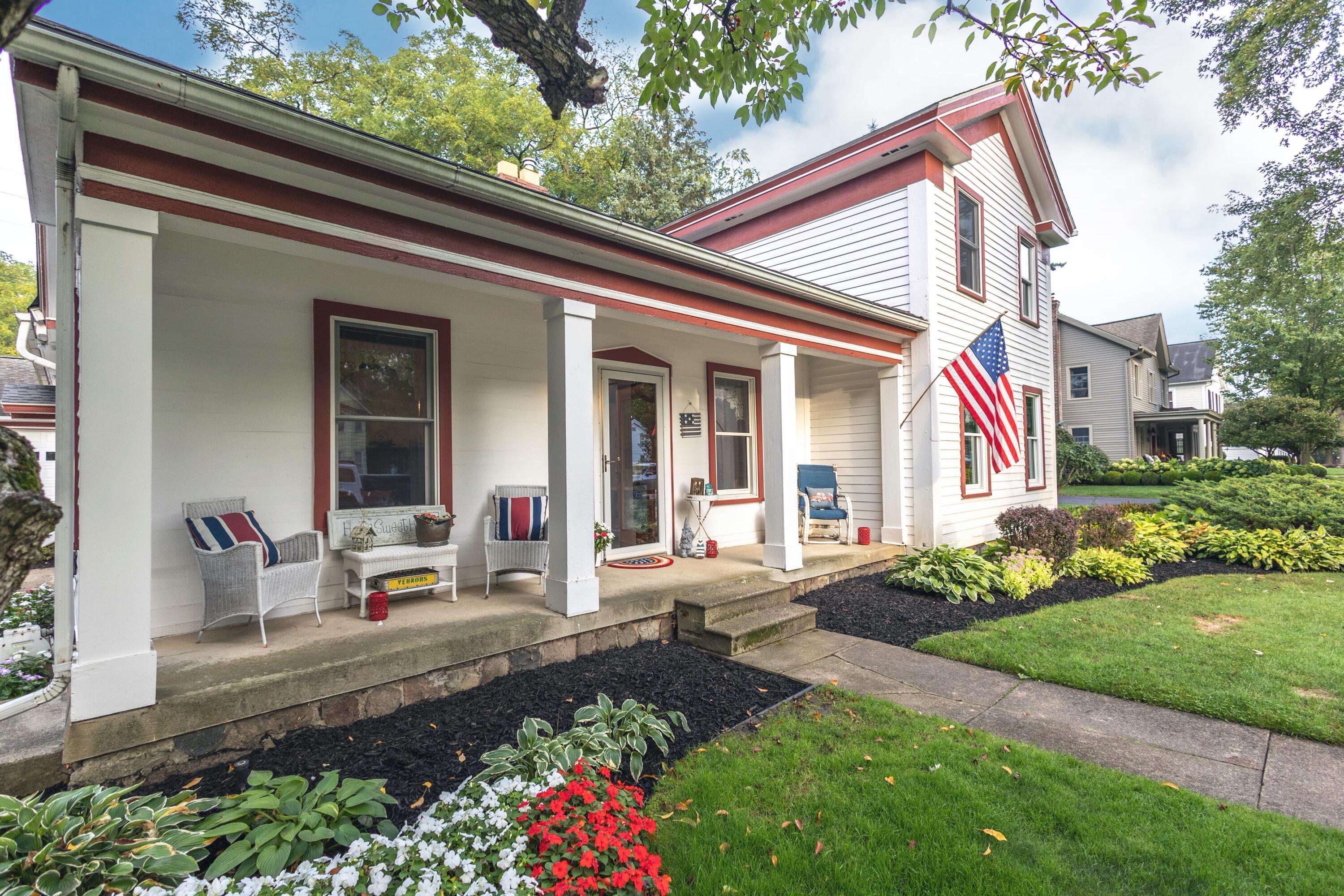 Image 3: Gorgeous Front Porch