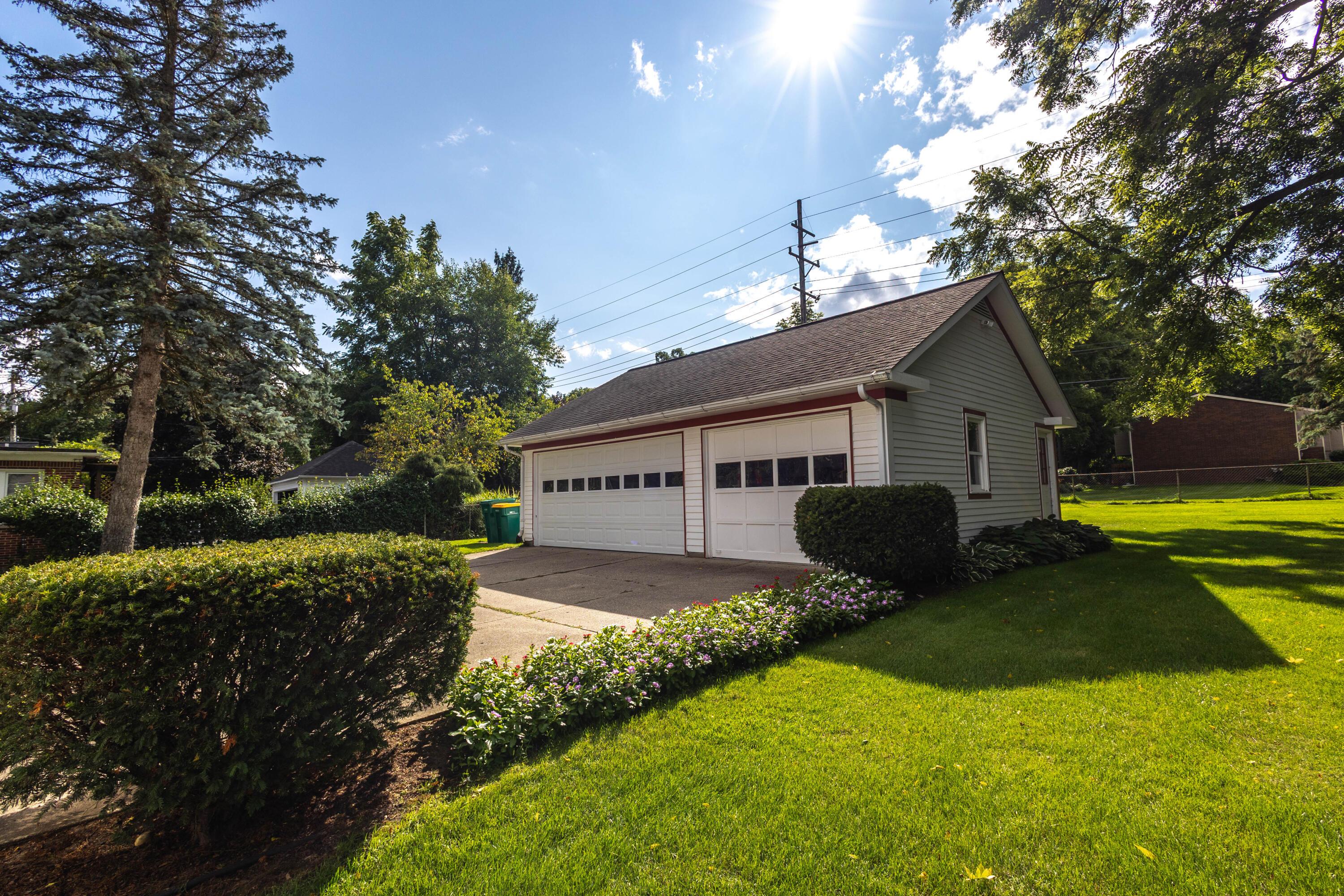 Image 4: 3-car garage