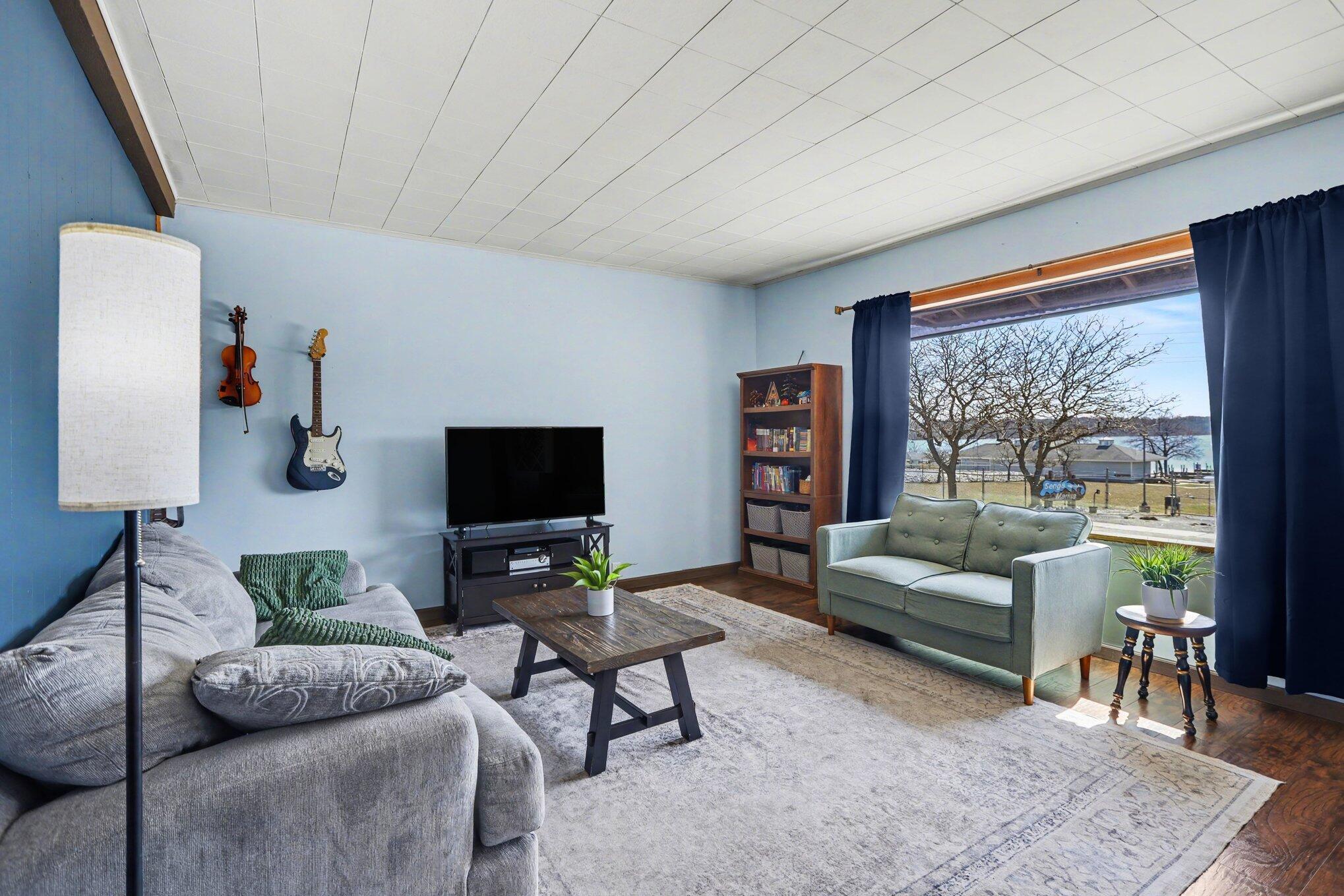 Image 3: Living Room