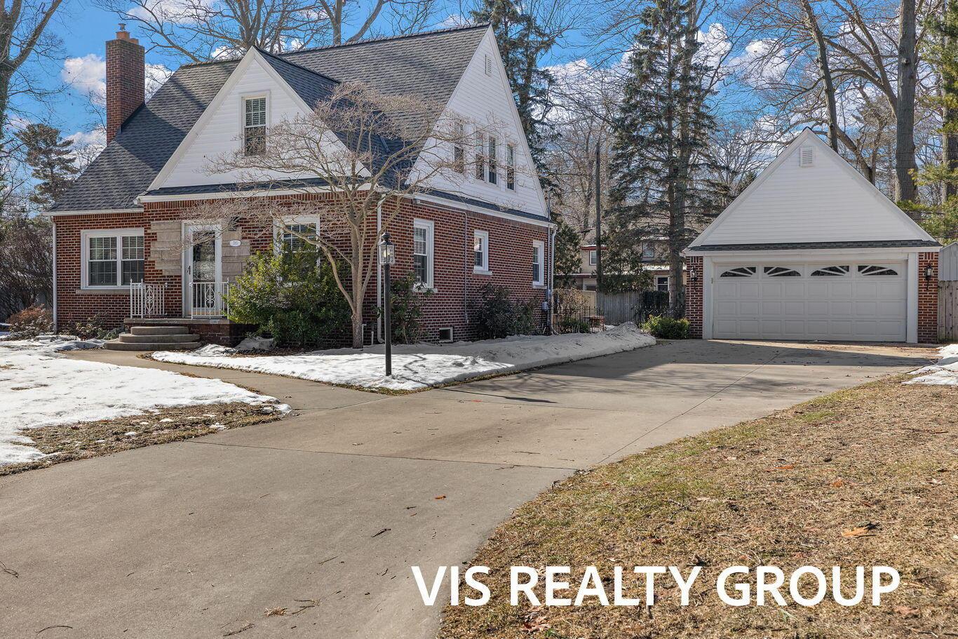 Image 3: 3-web-or-mls-2R9A8509