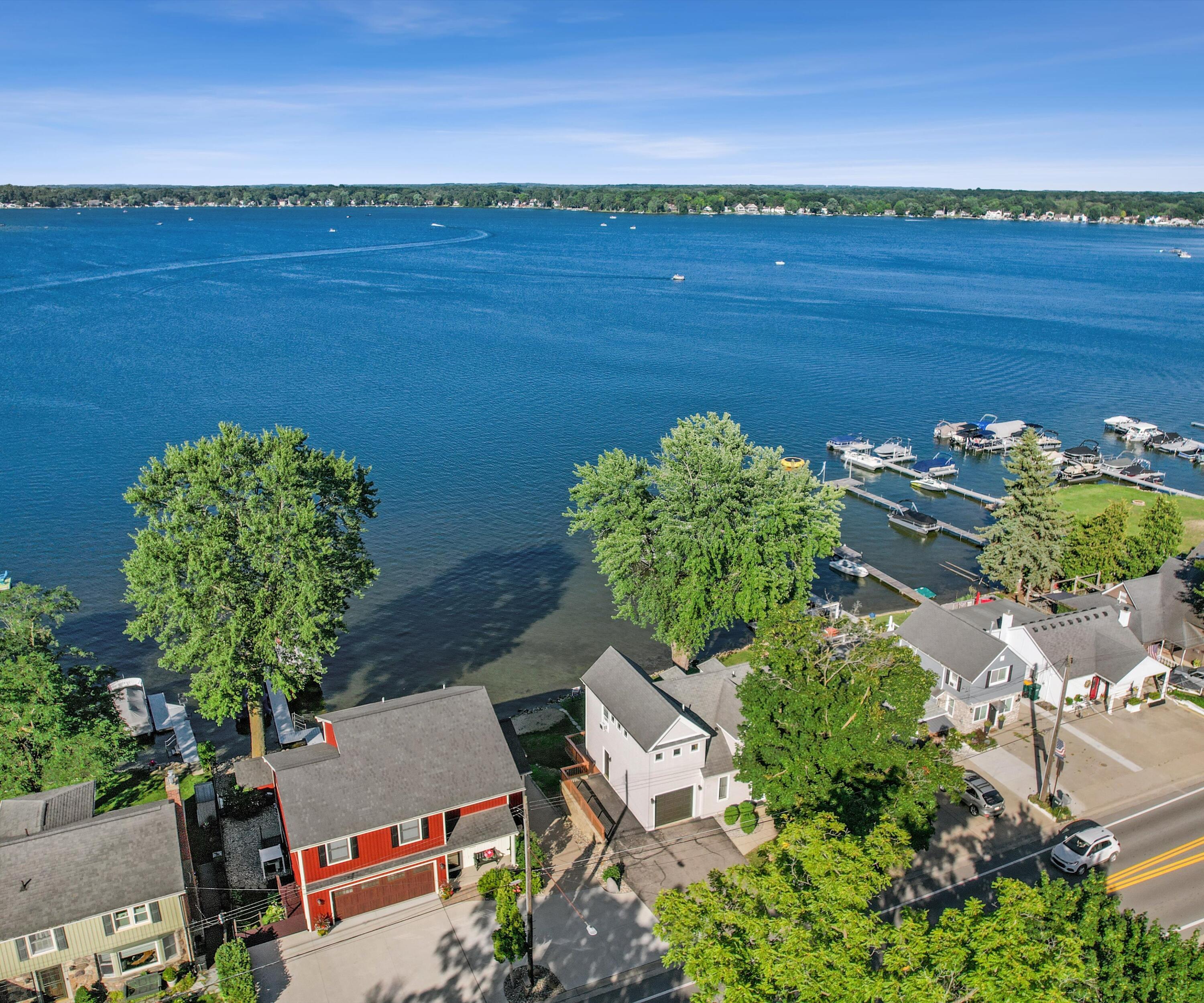 Image 4: The BENEFIT of Lake Life (36)