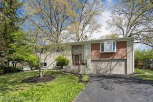 995 LAKESIDE Drive