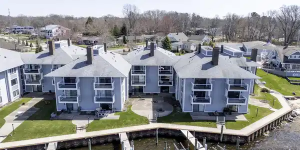 400 Lakeview Court