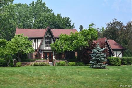 5270 HOLLOW Drive