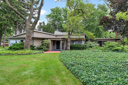 2719 Lake Shore Drive