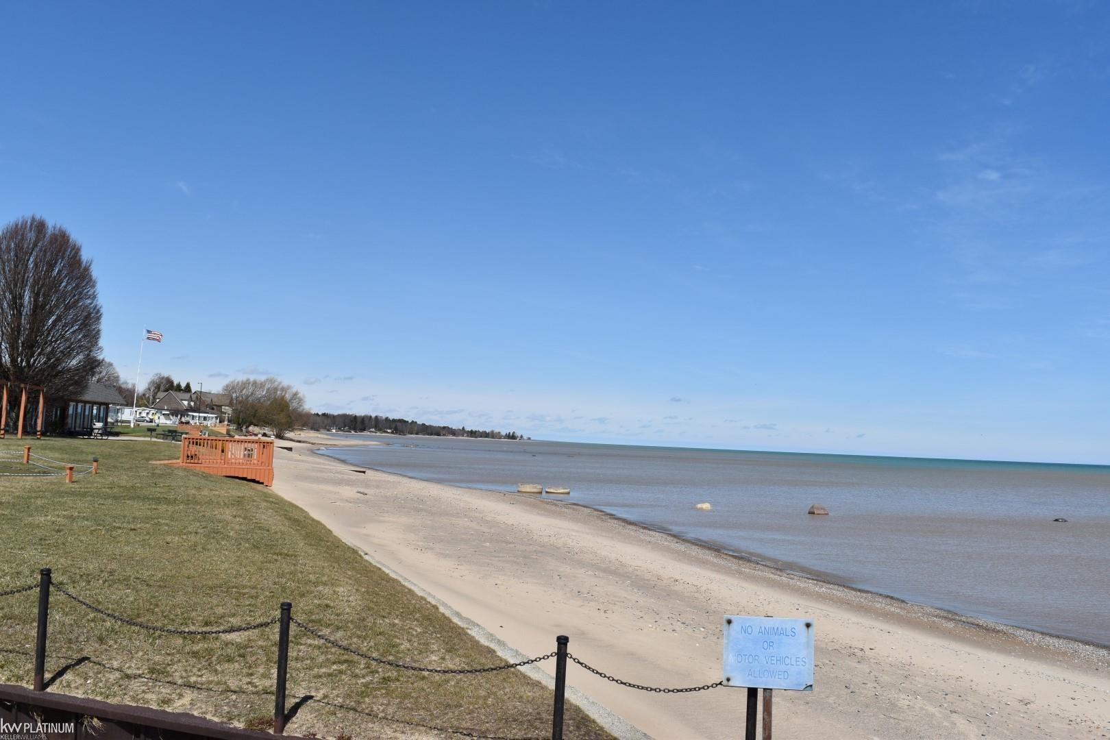 Image 3: 1000 Feet Lake front