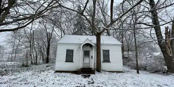 697 W Grand Avenue