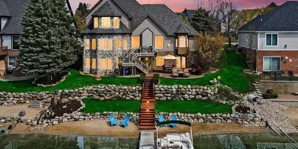 566 BAY POINTE Drive