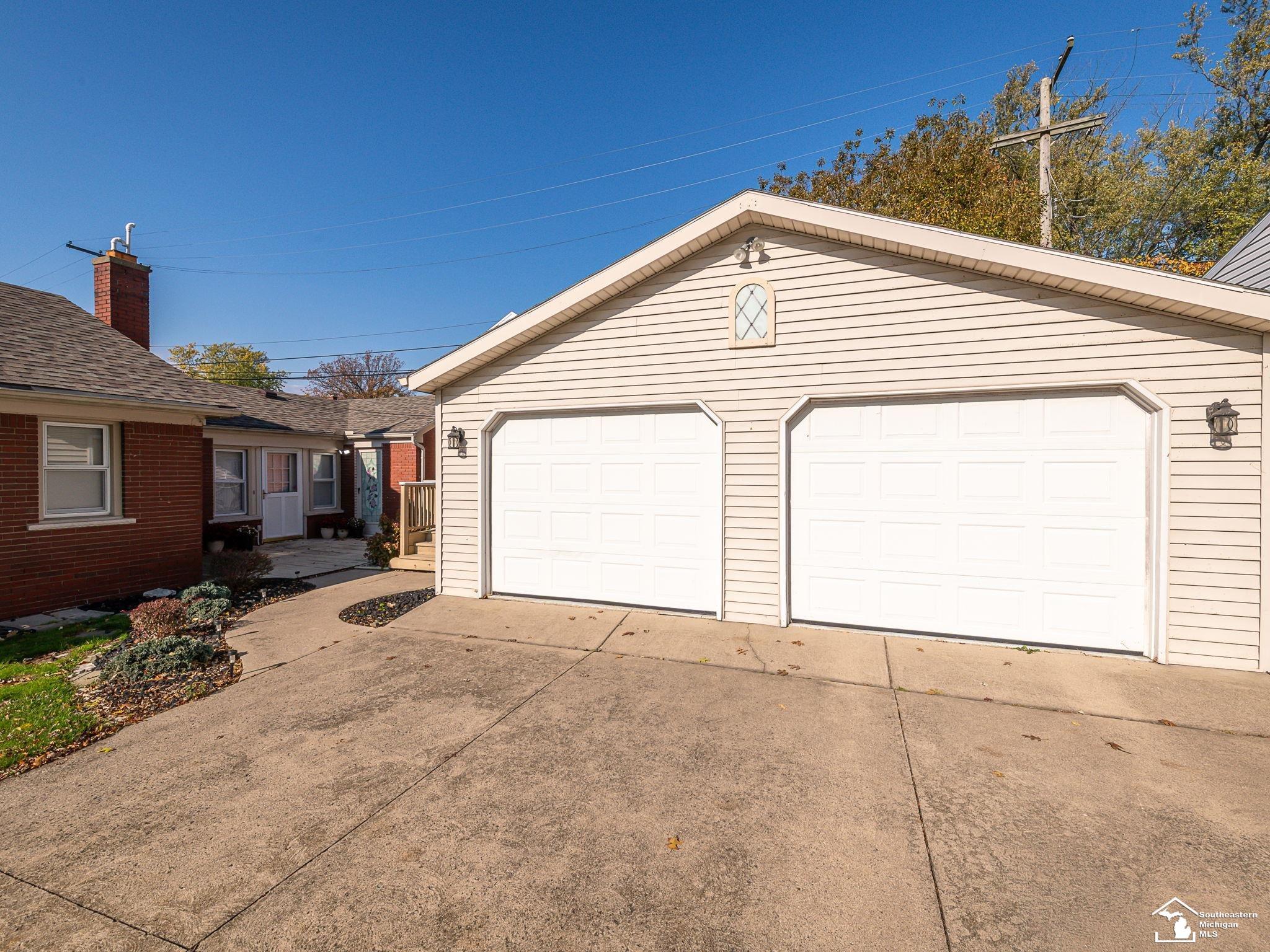 Image 4: 2-Car Detached Garage