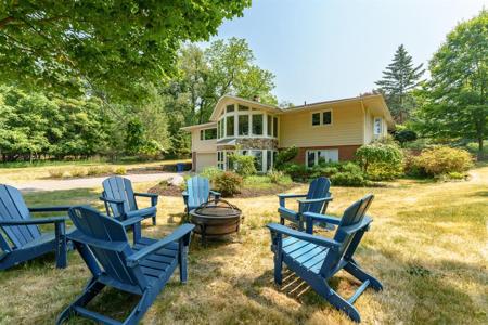 2933 Lakeshore Drive