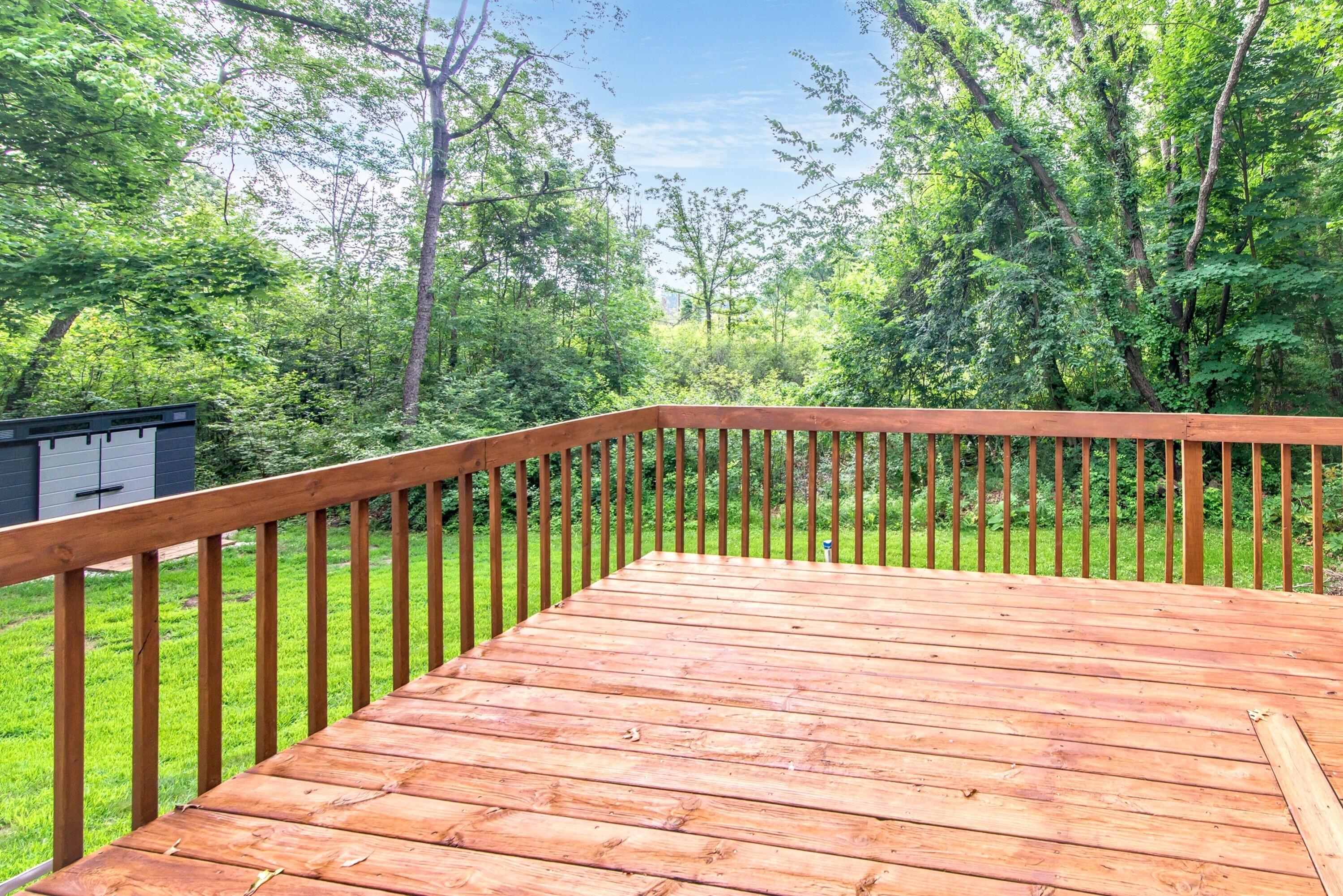Image 4: MLS4 - Rear Deck and View