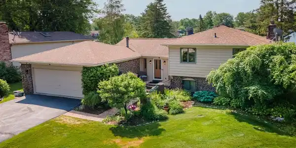 1103 ARBROAK Way