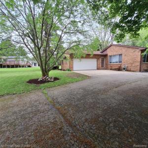 3827 WOODLAND Drive