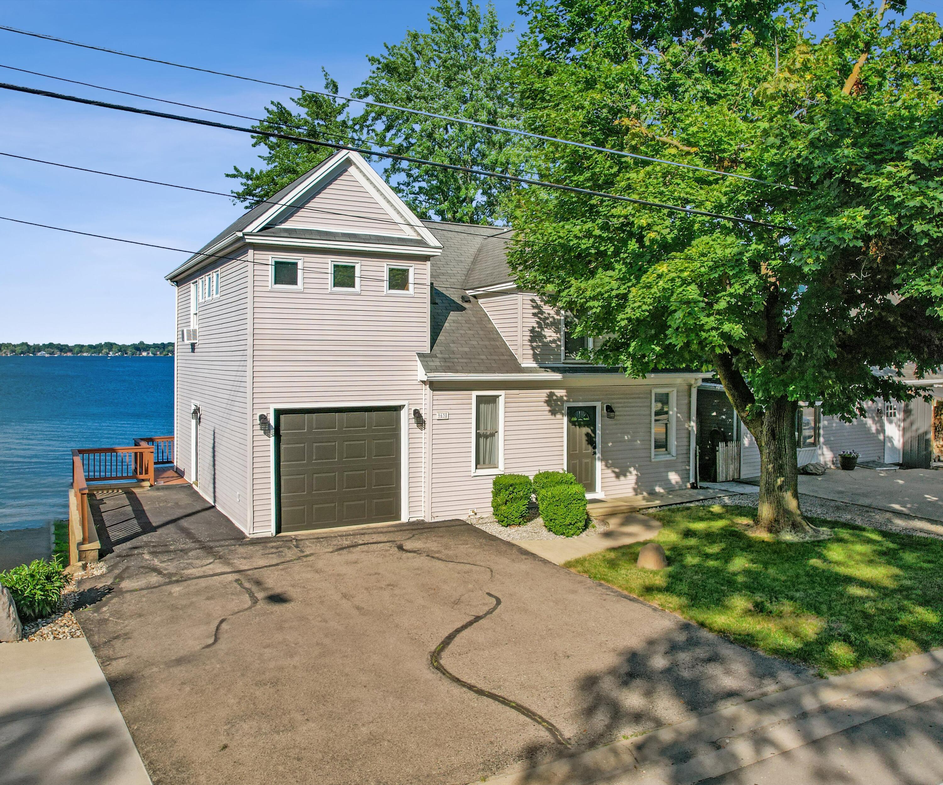 Image 3: The BENEFIT of Lake Life (2)