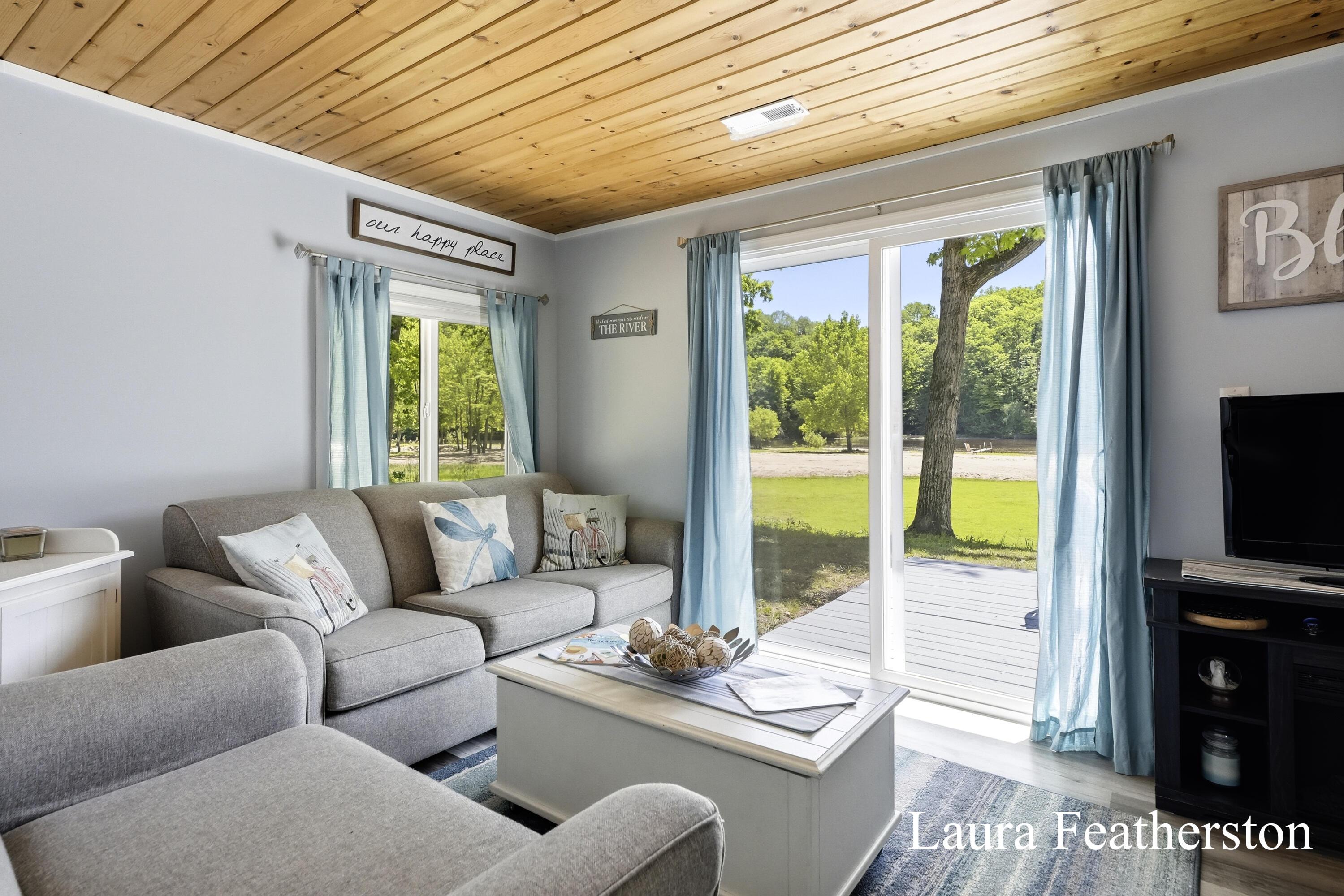 Image 4: Living Area