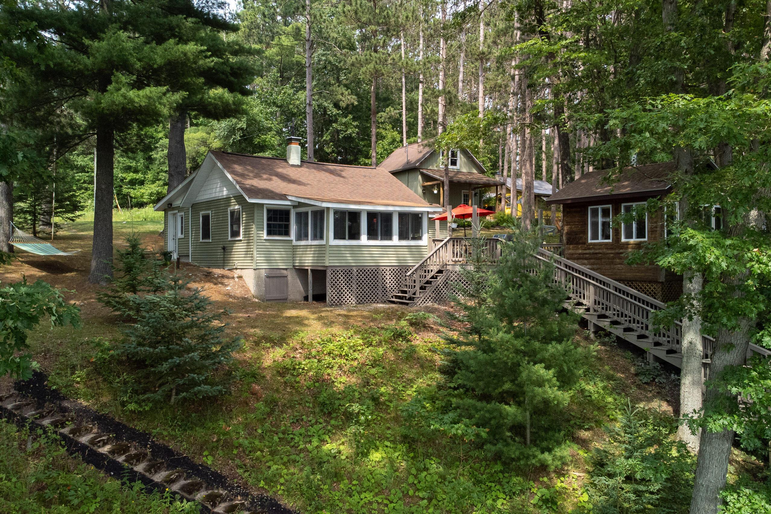 Image 2: Multiple living spaces on one property