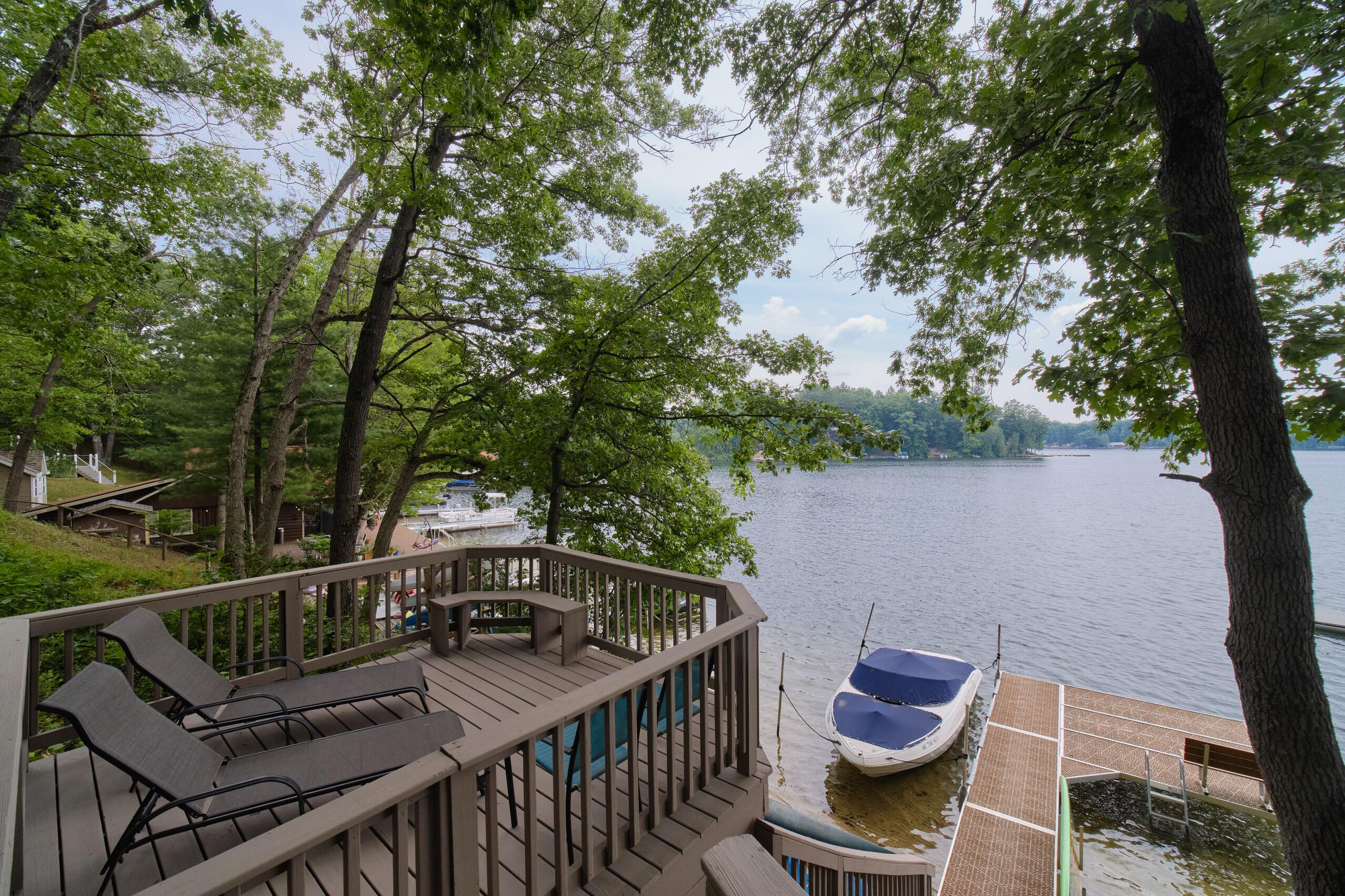 Image 4: Deck at the beach