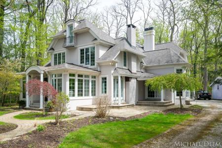 2743 Lakeshore Drive