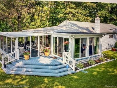 342 N RUSSELL Drive