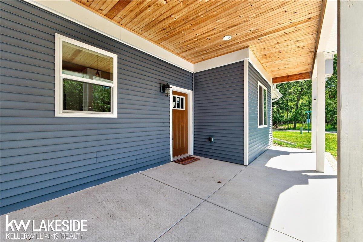 Image 4: COVERED FRONT PORCH