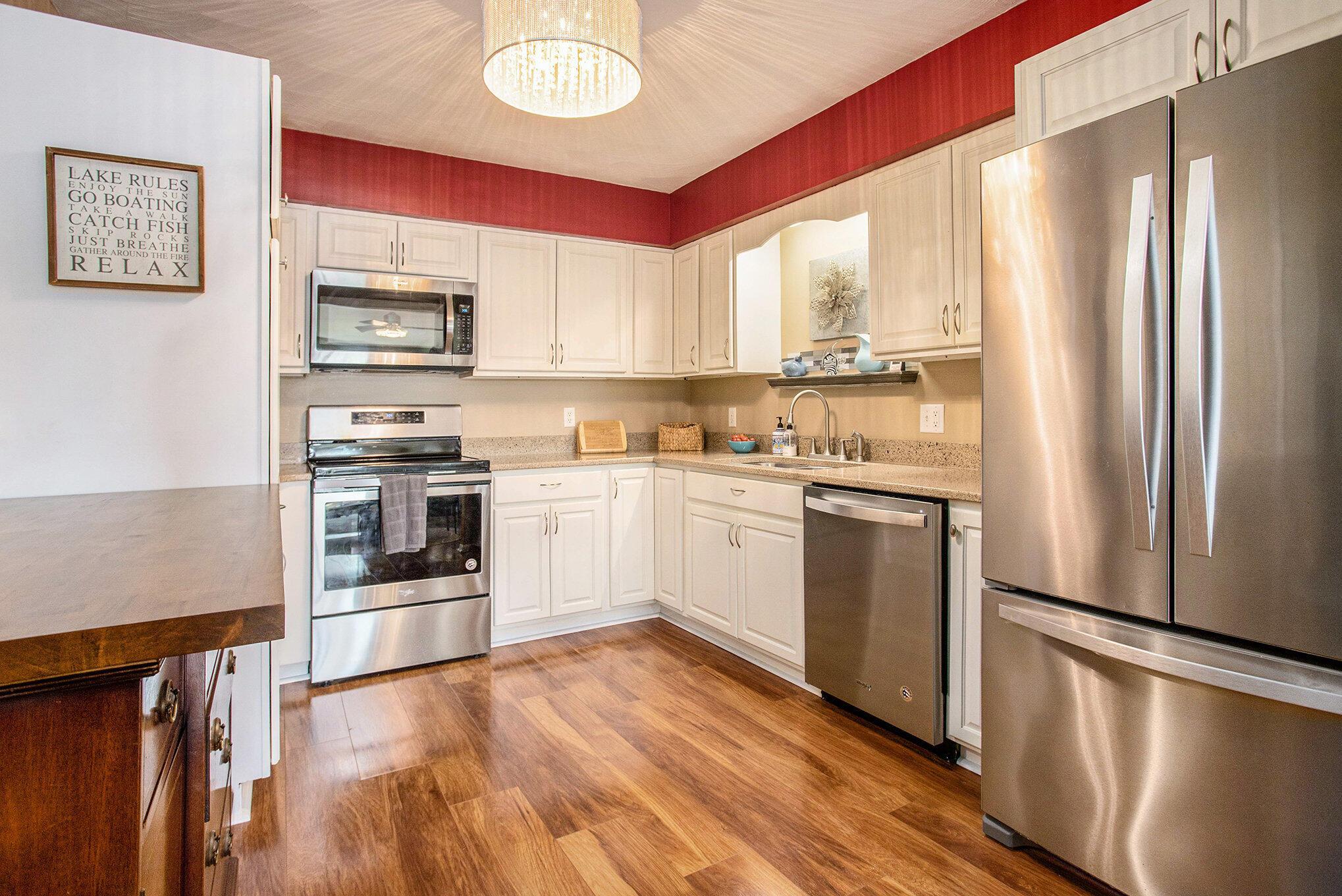 Image 3: KITCHEN
