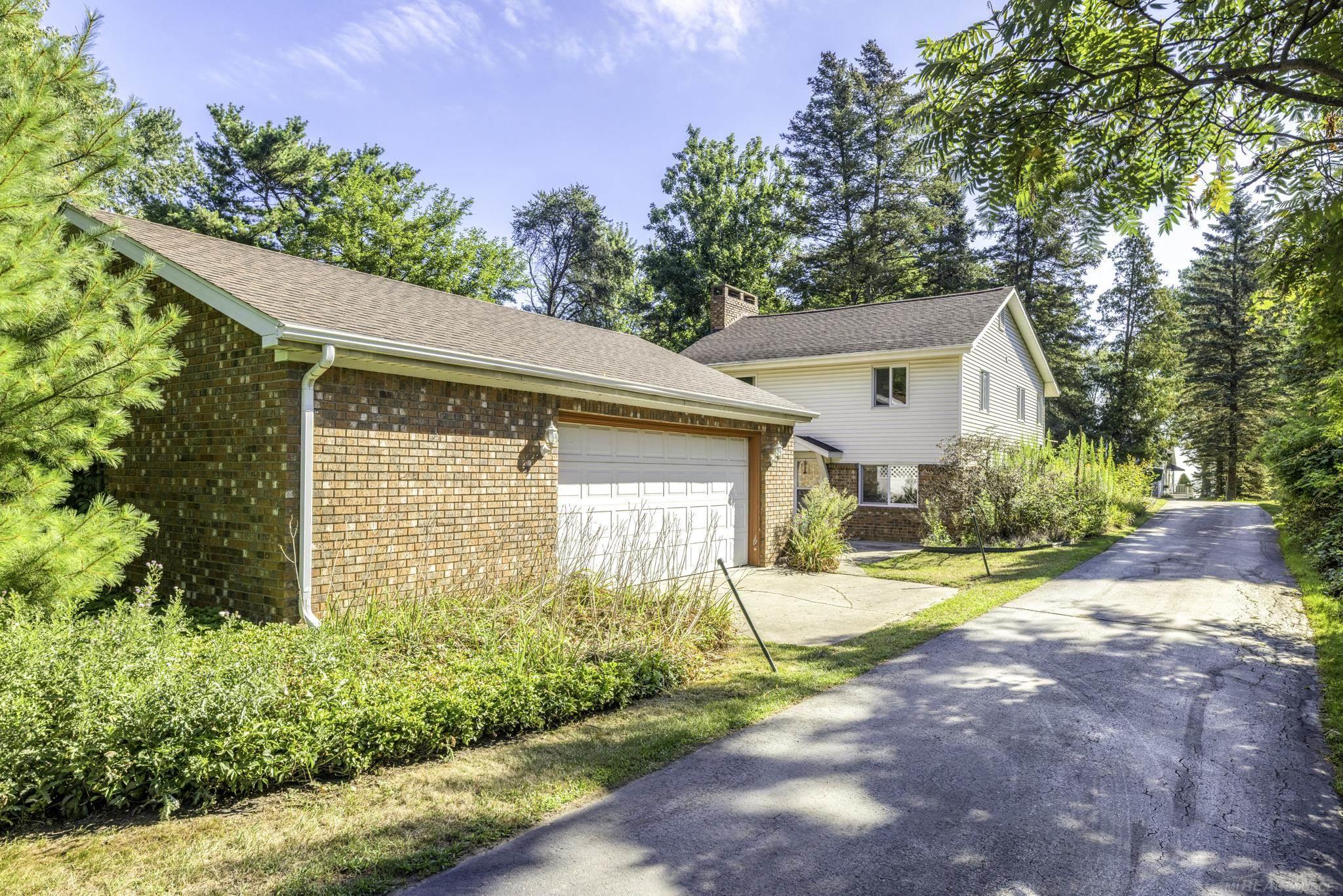 Image 2: Guest Home & Garage